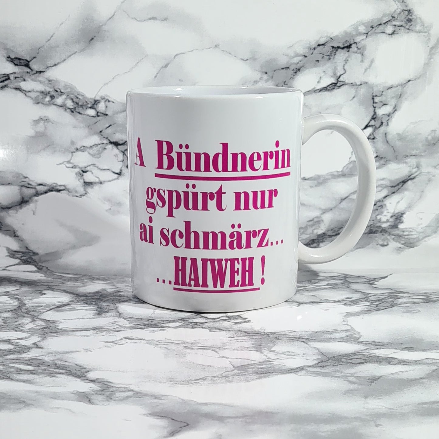 Tasse - A Bündnerin gspürt nur ai schmärz....HAIWEH! pink